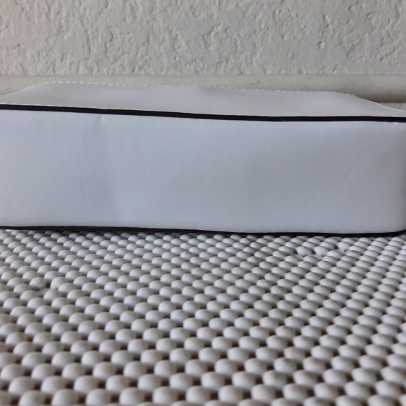 Michael Kors leather purse - Picture 2 of 8